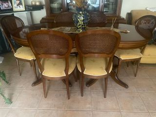 MESA DE COMEDOR Y SEIS SILLAS