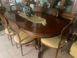 MESA DE COMEDOR Y SEIS SILLAS