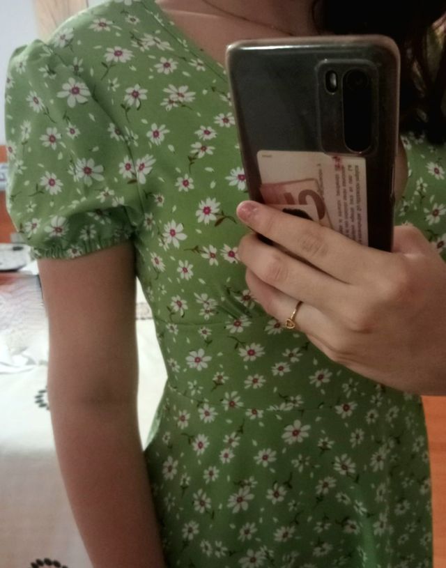 Vestido verde corto con flores blanca. Shein