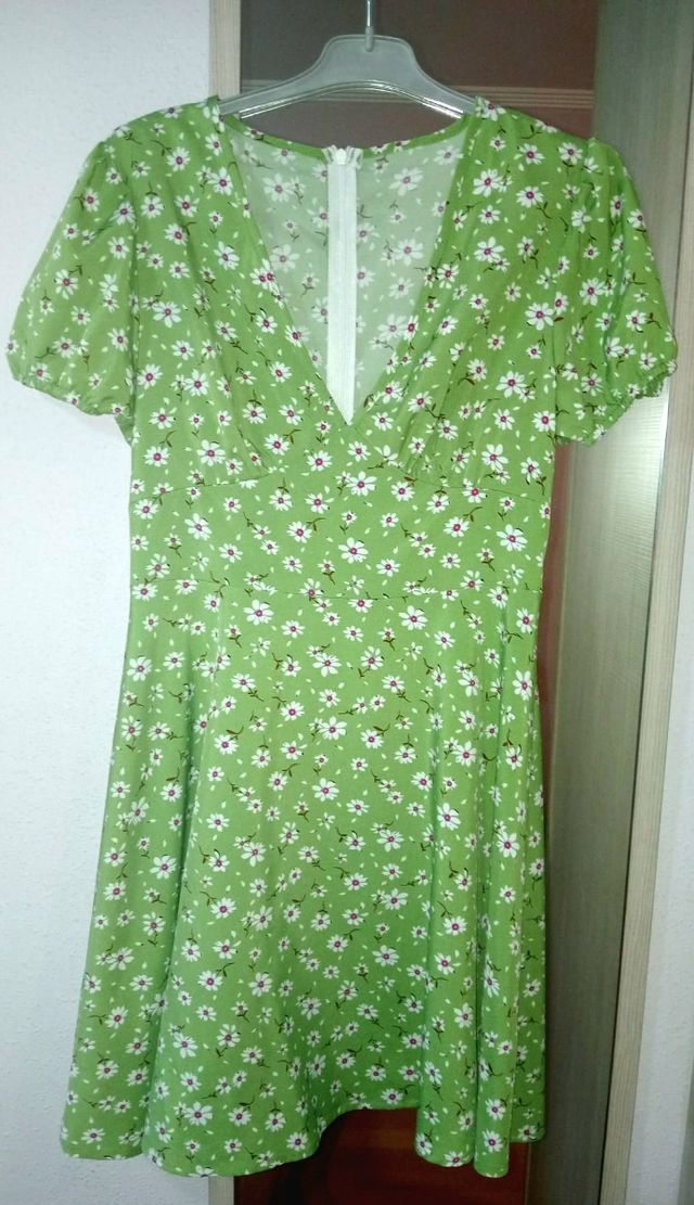Vestido verde corto con flores blanca. Shein