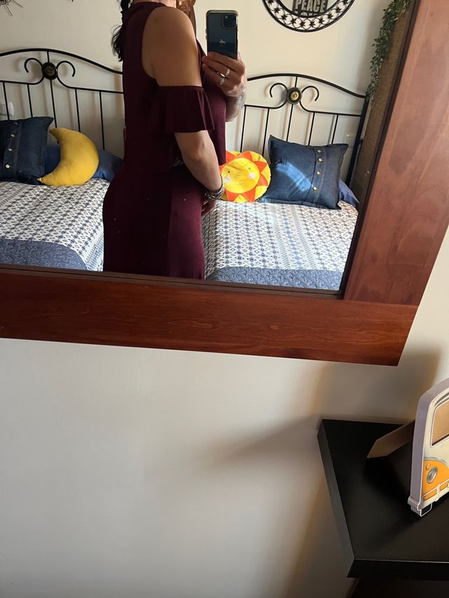 Vestido de fiesta, color burdeos. Talla única.