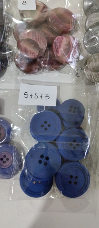 Bottoni varie misure e colori,nuovi.