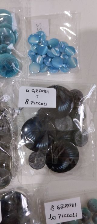 Bottoni varie misure e colori,nuovi.