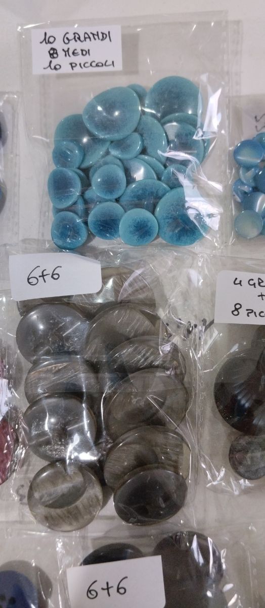 Bottoni varie misure e colori,nuovi.