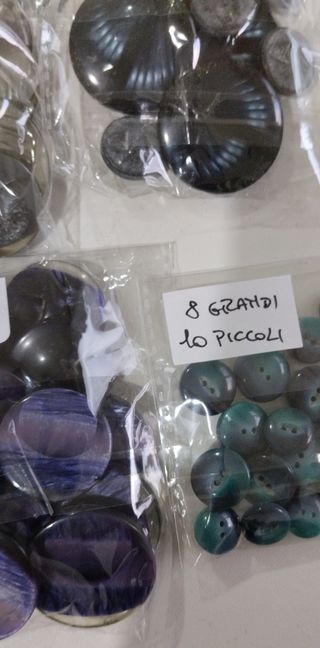Bottoni varie misure e colori,nuovi.