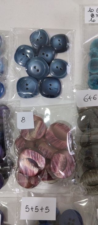 Bottoni varie misure e colori,nuovi.