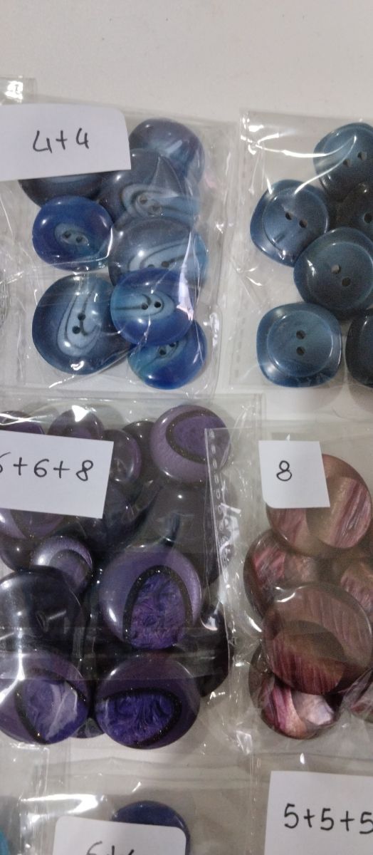 Bottoni varie misure e colori,nuovi.