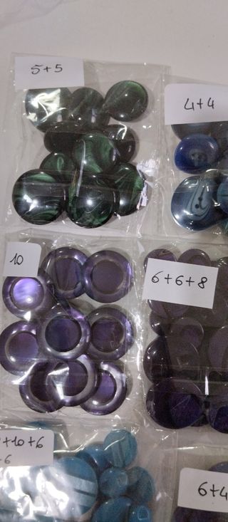 Bottoni varie misure e colori,nuovi.