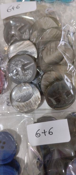 Bottoni varie misure e colori,nuovi.