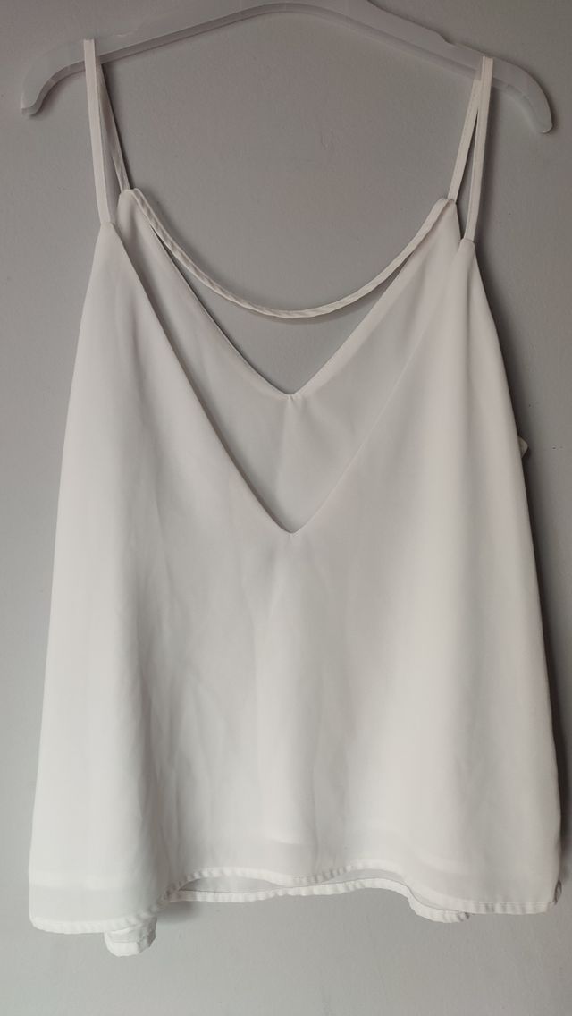 Top blanco de tiras