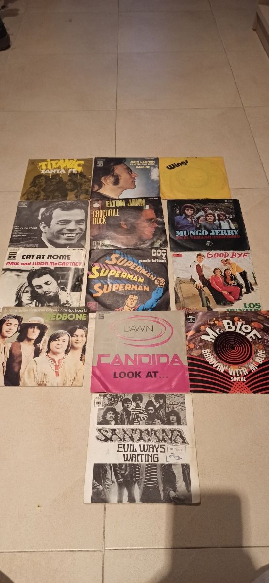 Vendo coleccion de singles de vinilo