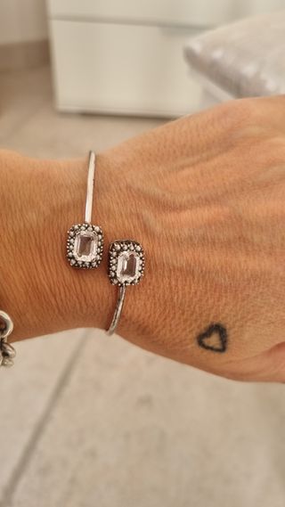 Bracciale rigido con pietra trasparente