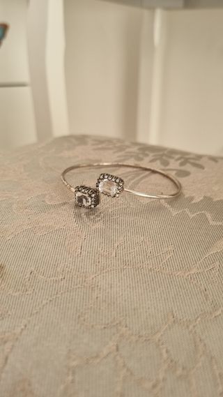 Bracciale rigido con pietra trasparente