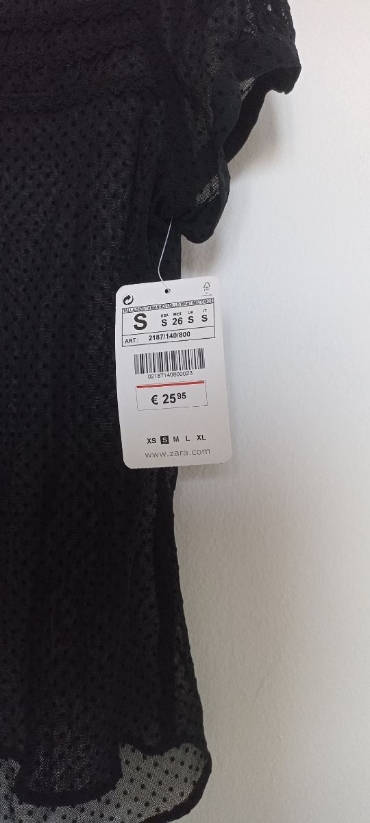 Blusa de Zara con etiqueta