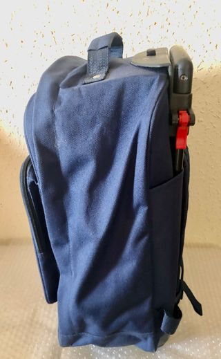 Mochila con ruedas y correas como mochila