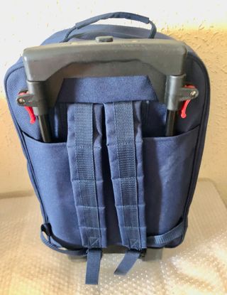 Mochila con ruedas y correas como mochila