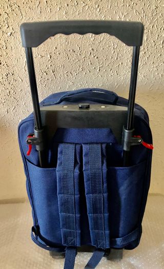 Mochila con ruedas y correas como mochila