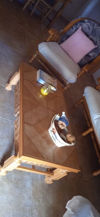 Sillon,dos sofás y mesas de pino