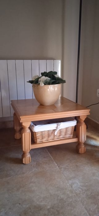 Sillon,dos sofás y mesas de pino