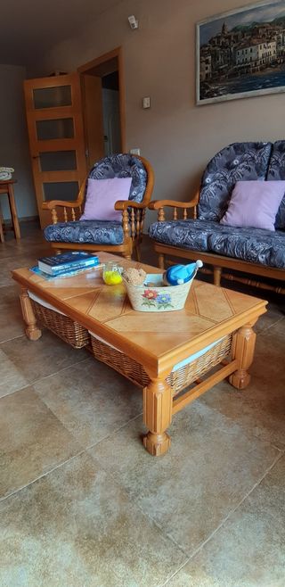 Sillon,dos sofás y mesas de pino