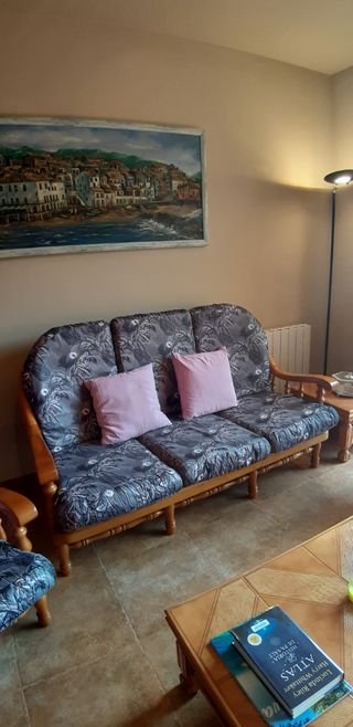 Sillon,dos sofás y mesas de pino