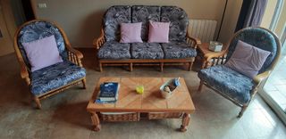 Sillon,dos sofás y mesas de pino