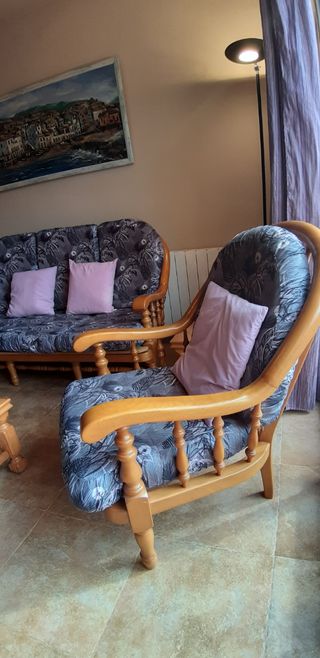 Sillon,dos sofás y mesas de pino
