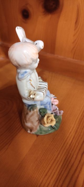 Figura de niño con acordeón