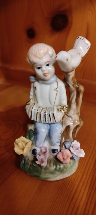 Figura de niño con acordeón