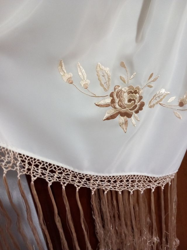 Chal bordado y enflecado a mano beige. Artesanal.