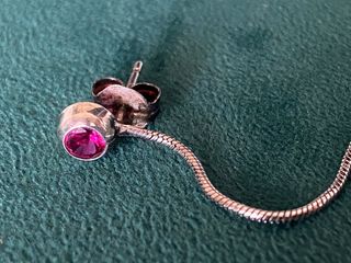 Pendientes de plata con detalle rojo