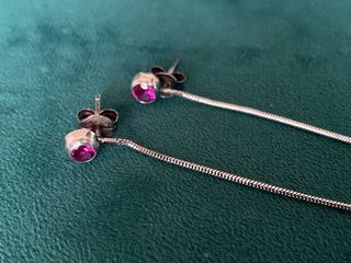 Pendientes de plata con detalle rojo