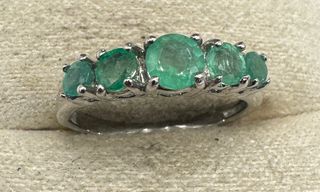 Anillo de oro de 18 kt con esmeraldas