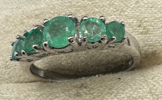 Anillo de oro de 18 kt con esmeraldas