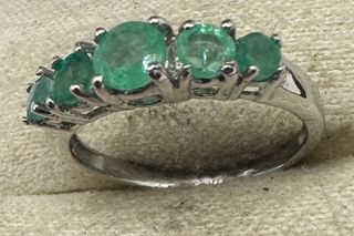 Anillo de oro de 18 kt con esmeraldas