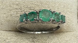 Anillo de oro de 18 kt con esmeraldas