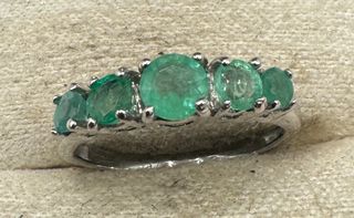 Anillo de oro de 18 kt con esmeraldas