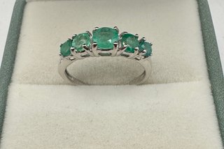 Anillo de oro de 18 kt con esmeraldas