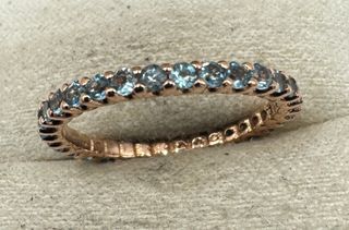 Anillo de oro rosa de 18 kt con topacios