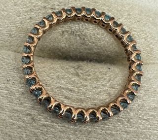 Anillo de oro rosa de 18 kt con topacios