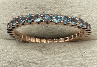 Anillo de oro rosa de 18 kt con topacios