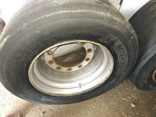 Se venden ruedas con llantas