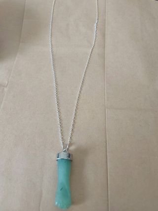 Collar de plata 925 y colgante puño de jade