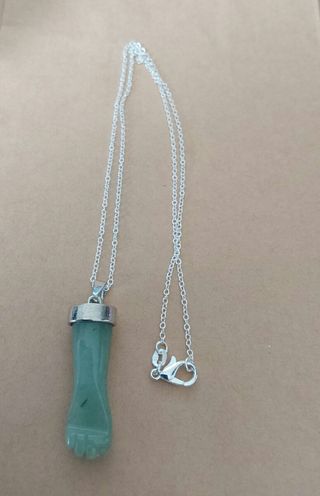 Collar de plata 925 y colgante puño de jade