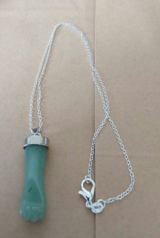 Collar de plata 925 y colgante puño de jade