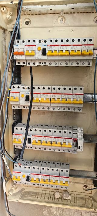 ELECTRICISTA, PINTOR, FONTANERÍAS, BARNIZAR