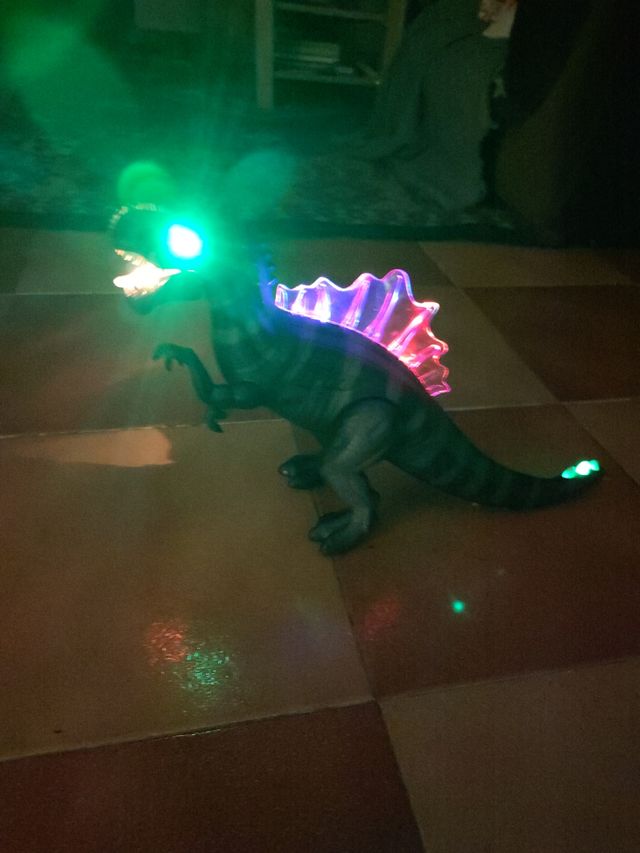 Dinosaurio 45cm sonido,luces y se mueve
