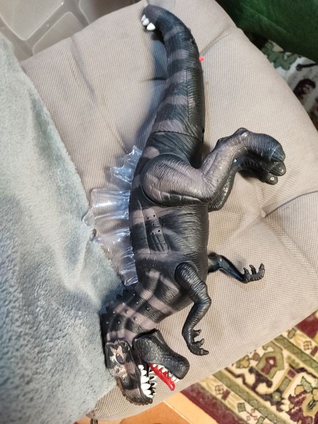 Dinosaurio 45cm sonido,luces y se mueve
