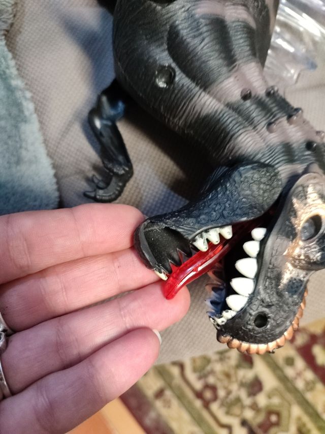 Dinosaurio 45cm sonido,luces y se mueve