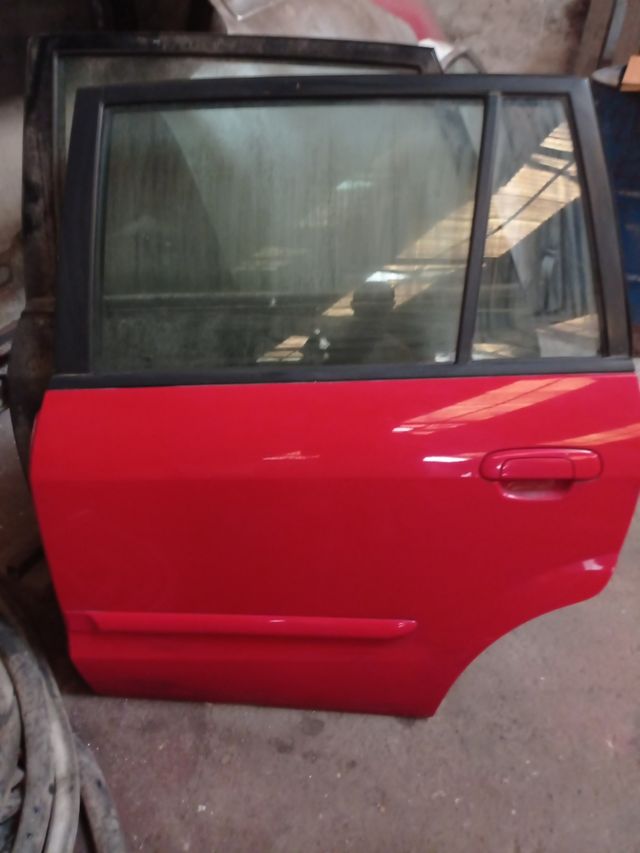 Puerta trasera mazda premacy